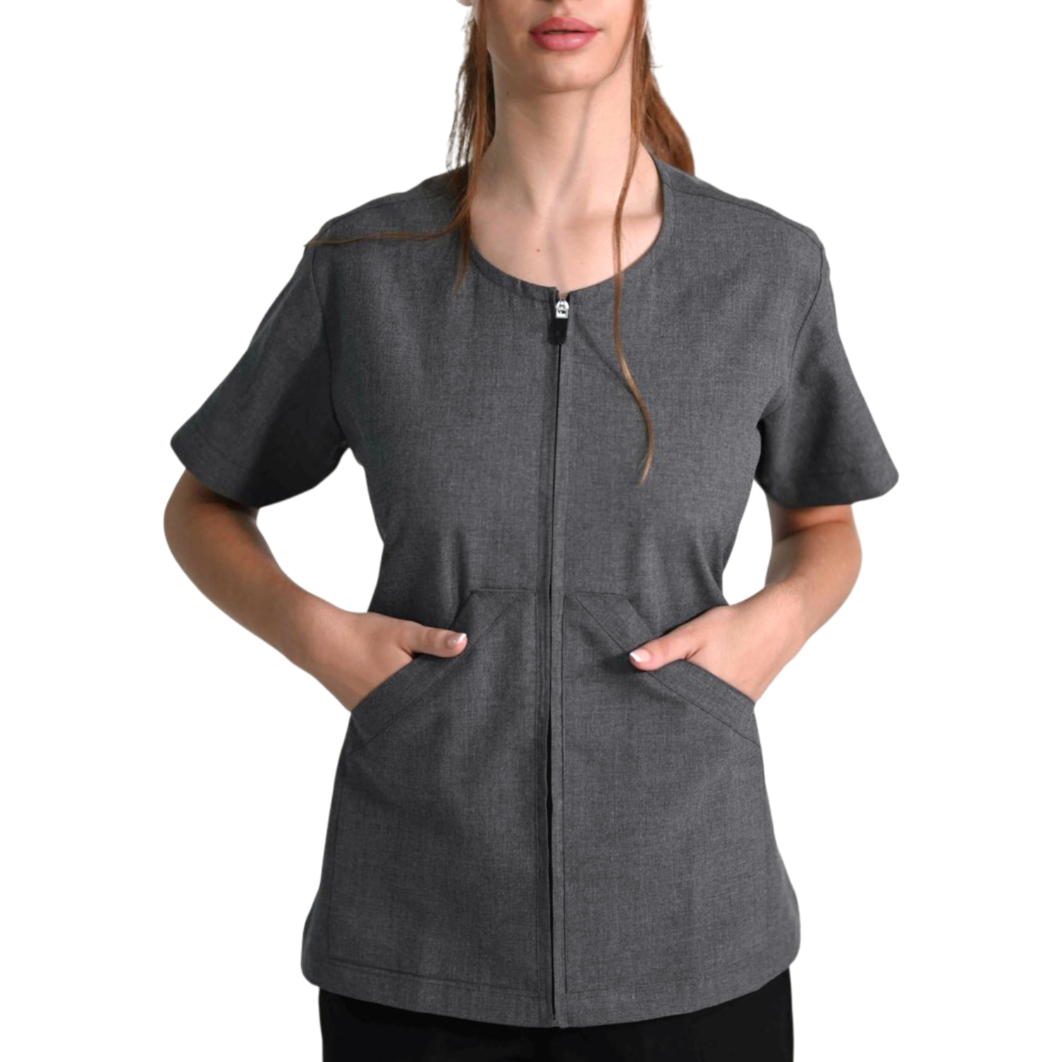 Detalle del conjunto de limpieza con chaqueta y pantalón coordinados.